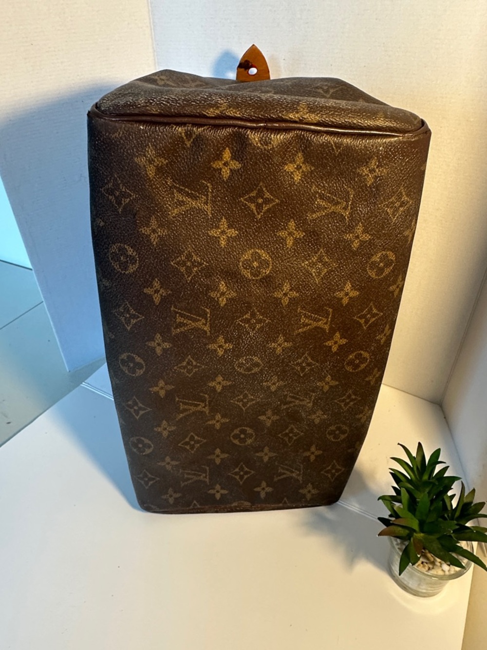 Louis Vuitton Monogram Speedy 30
Date Code SD0090
12” x 9” x 7” - Picture 10 of 14